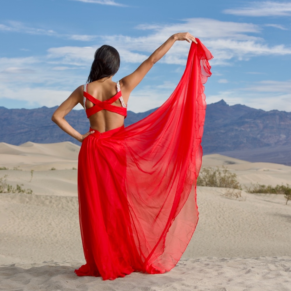RED LA FEMME PROM/BALL GOWN (0) - Picture 1 of 4